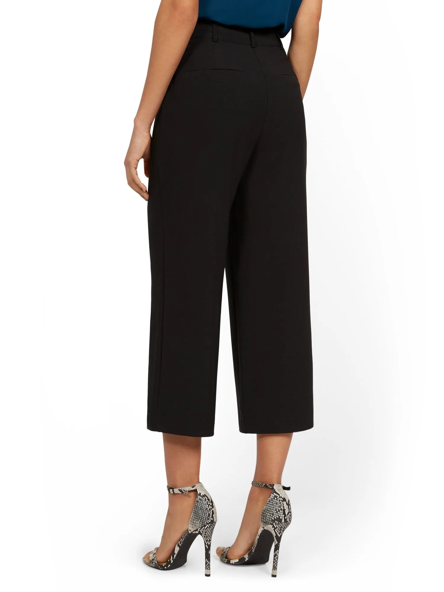 Patch Pocket Wide-Leg Capri Pant