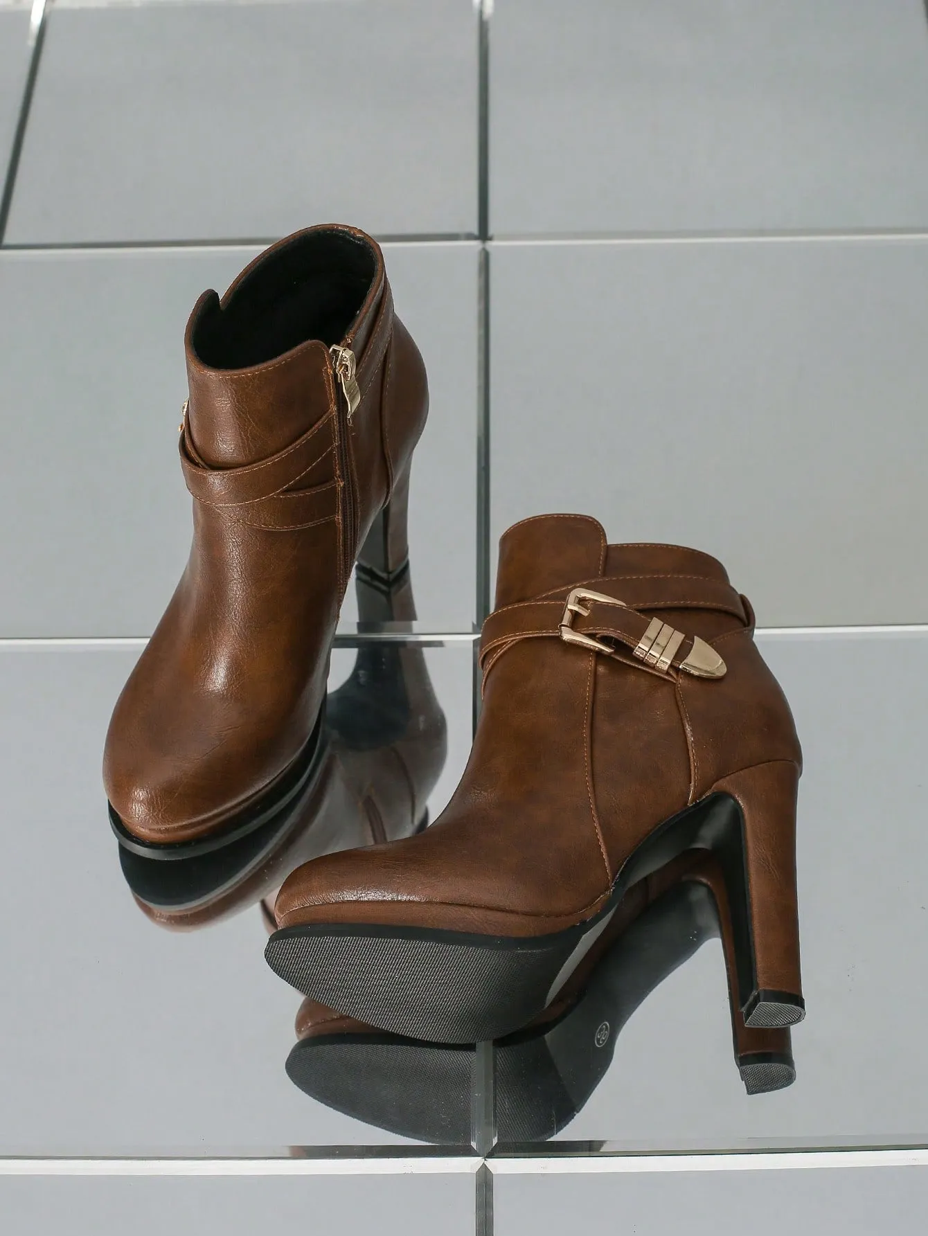 Solid Color Women's Fashionable Boots with Buckle Decoration