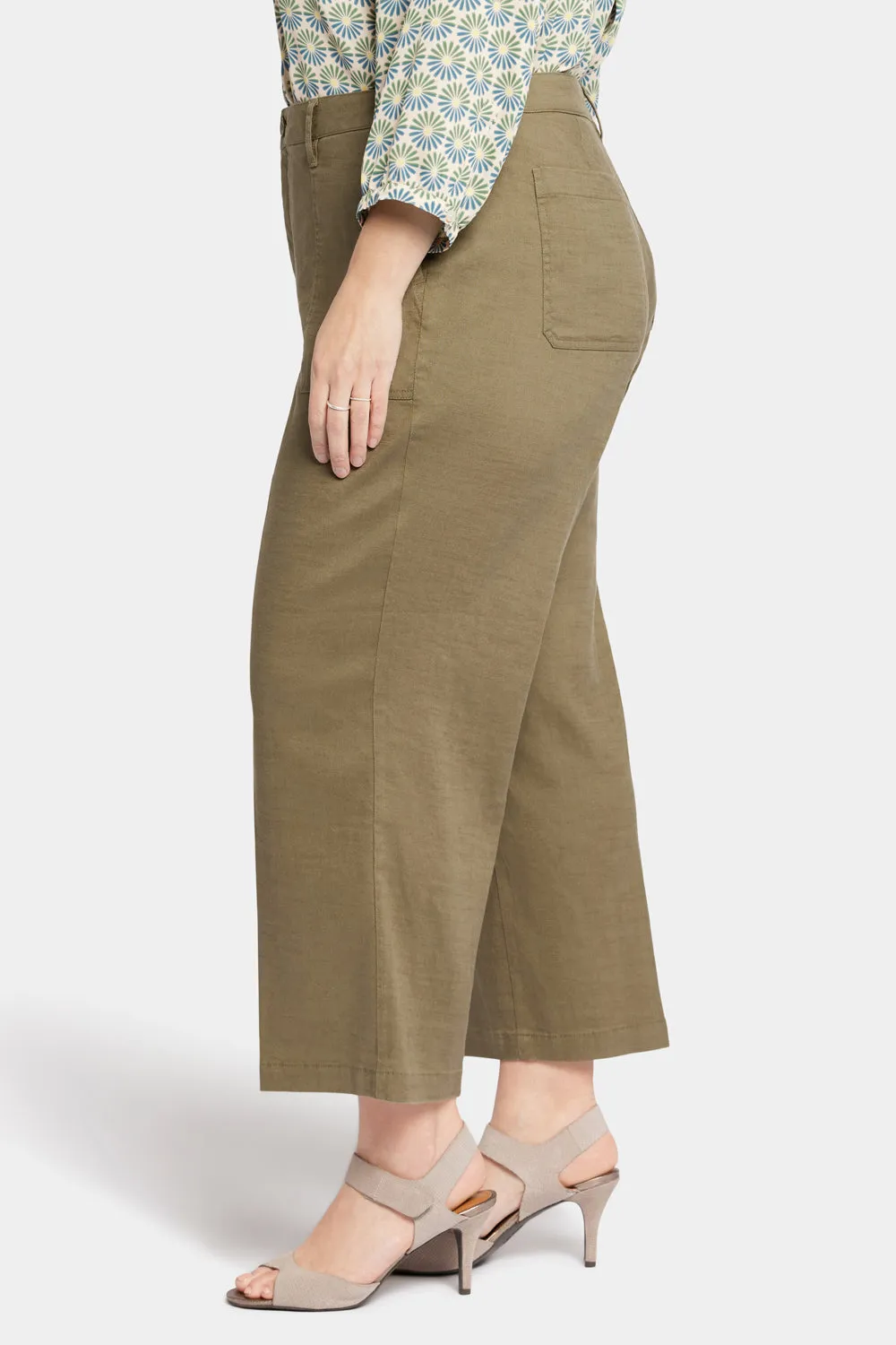 Wide Leg Cargo Capri Pants In Plus Size - Avocado