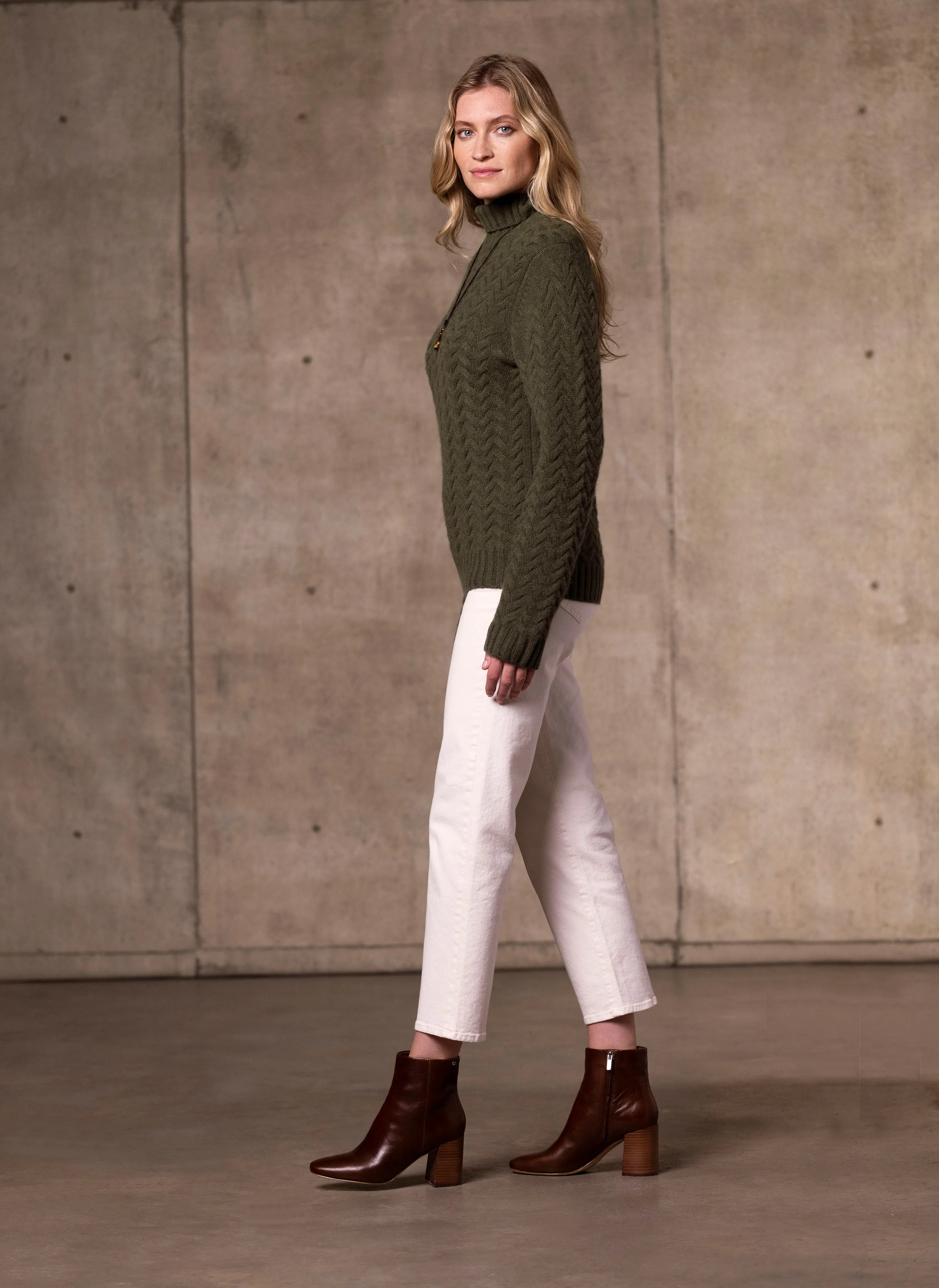 Women's Giulia Turtle Neck Cable Cashmere Sweater in Olive